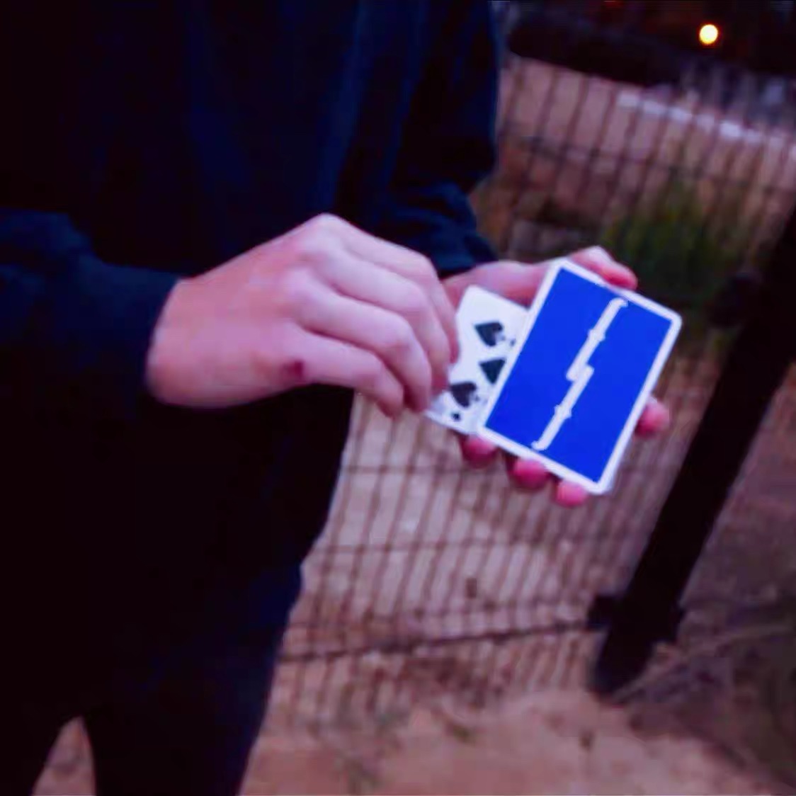 变牌手法魔术 多次抽拉变牌 纯手法womb change原版教学-镜琛魔术